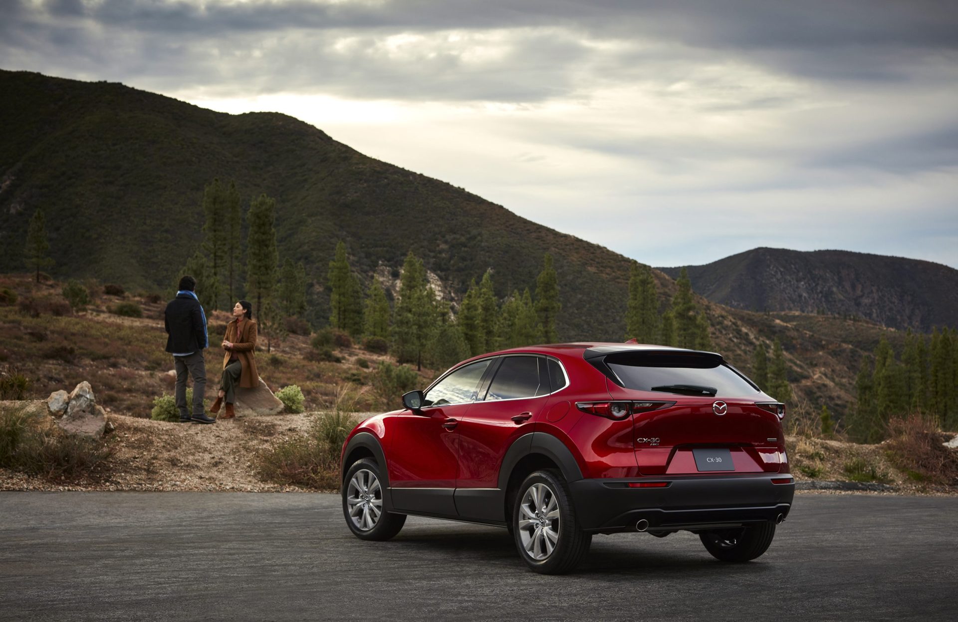 Le Mazda CX-30 garé devant une montagne