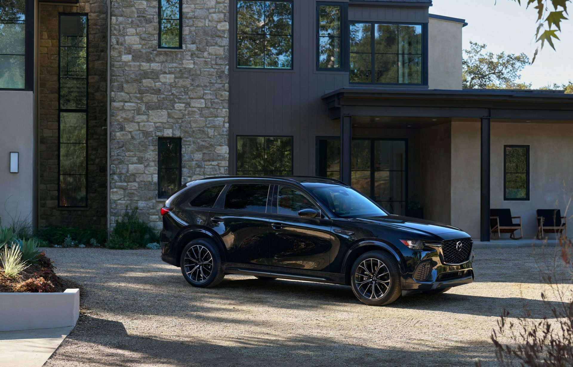 mazda-trois-rivieres-mazda-cx-70-2025-gare-devant-une-maison