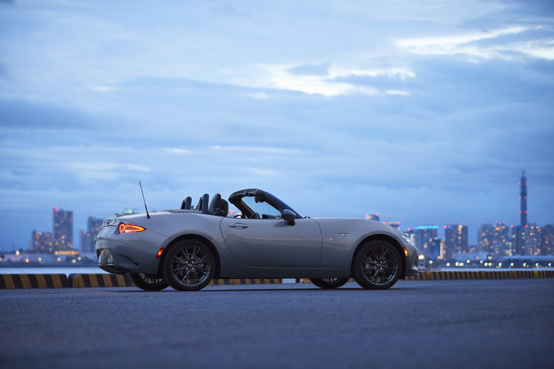 mazda-mx-5-2025-mazda-trois-rivieres - garée avec la ville sur la ville